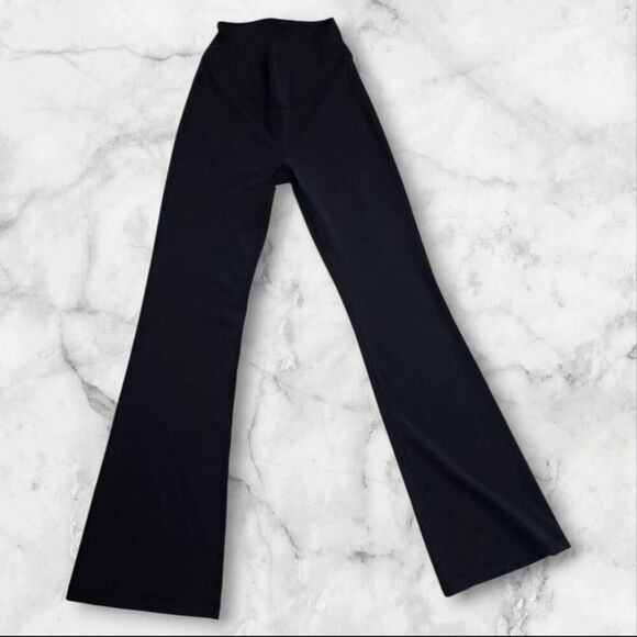 Lululemon Size 6 Black Wunder Under SmoothCover HR Flared Pants - Picture 1 of 10